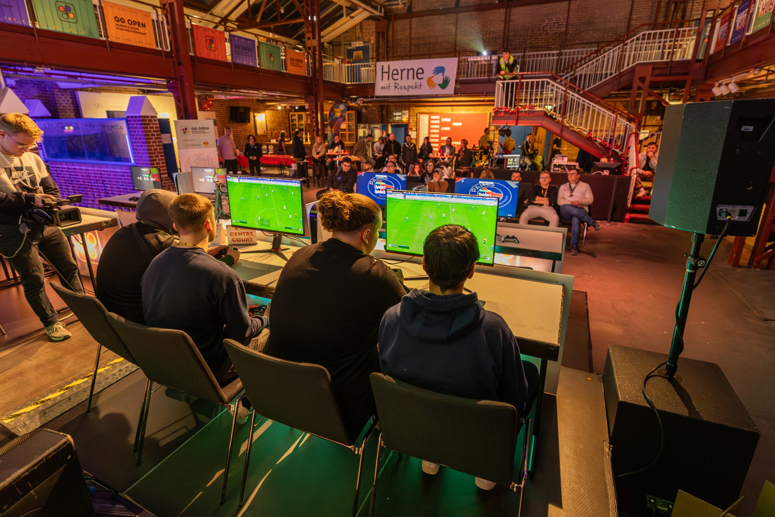 Diese Foto ist Urheberrechtlich geschützt und darf nur mit Erlaubnis des Urhebers und unter Angabe des Copyrights „© Jonas Richter“ veröffentlicht werden.

Das Foto darf im Rahmen der redaktionellen Arbeit bearbeitet werden. Diese Bearbeitung umfasst lediglich das Zuschneiden.